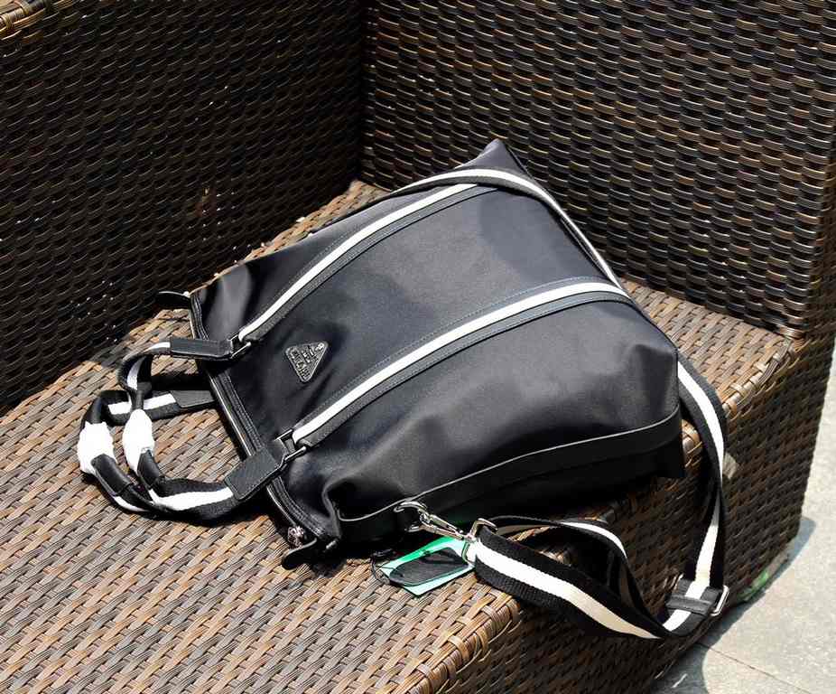 Lot, original quality prada travel bag [Product Specifications] W40xH36xD13cm. [Product Material] imported parachute cloth.          【Product Details】：Black color, give goods 【Product Model】：0328-1.