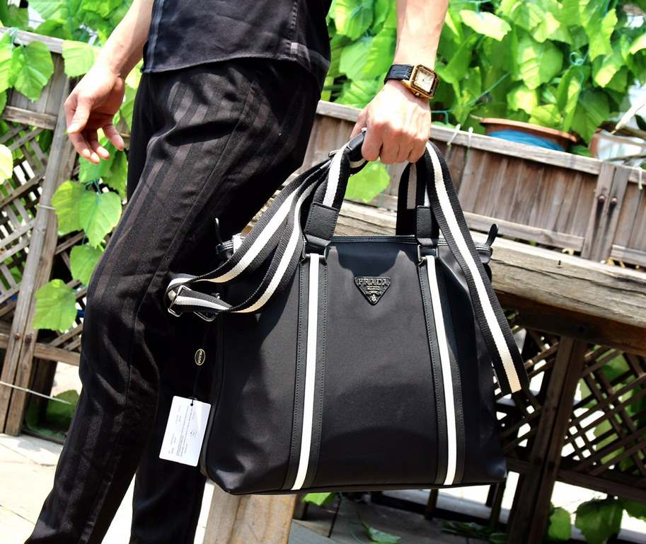 Lot, original quality prada travel bag [Product Specifications] W40xH36xD13cm. [Product Material] imported parachute cloth.          【Product Details】：Black color, give goods 【Product Model】：0328-1.