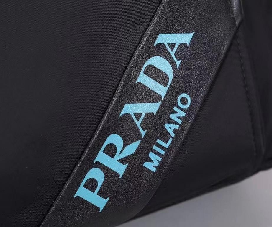 New models Explosion coming     Prada, with the unique garment patch process as the backpack embellishment, so that the original black one-piece backpack immediately add a lot of mystery and fashion. The extensive use of