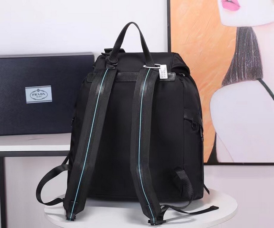 New models Explosion coming     Prada, with the unique garment patch process as the backpack embellishment, so that the original black one-piece backpack immediately add a lot of mystery and fashion. The extensive use of