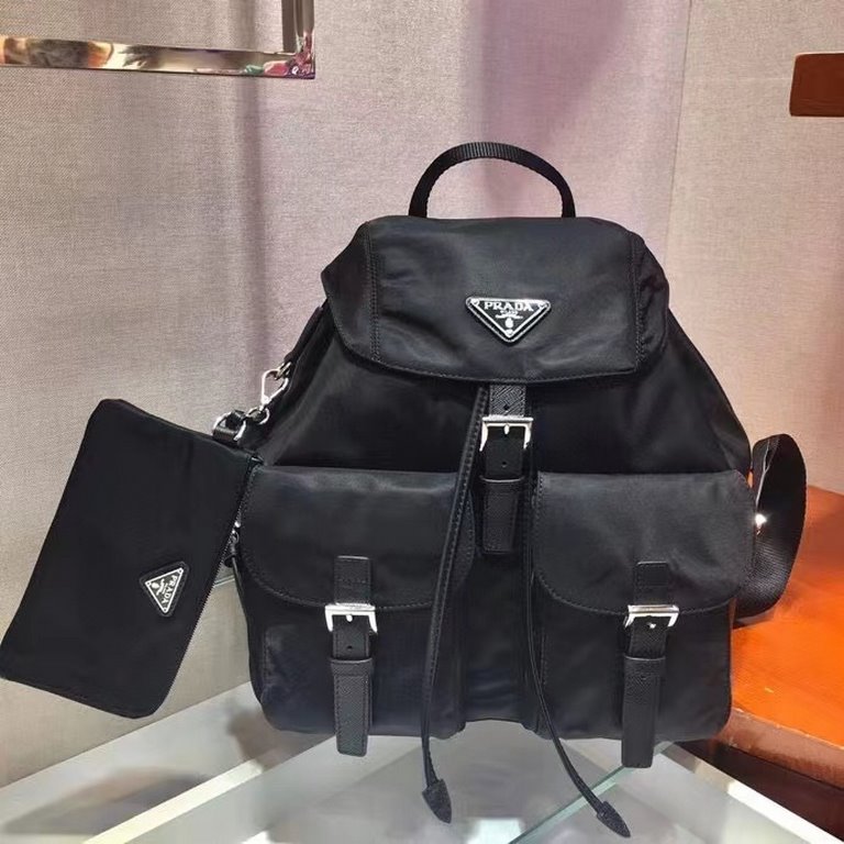 批、P家专柜新款女士双肩BZ811配小包 背包到货，ECONYL再生尼龙和Saffiano leather material, recycled nylon coated with rubberized fabric appliqué   flap with buckle and magnetic closure, two outer pockets with buckle, two inner pockets, ECONYL recy