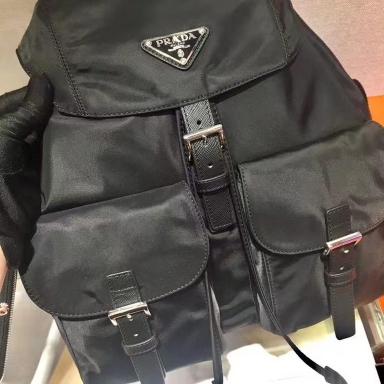 批、P家专柜新款女士双肩BZ811配小包 背包到货，ECONYL再生尼龙和Saffiano leather material, recycled nylon coated with rubberized fabric appliqué   flap with buckle and magnetic closure, two outer pockets with buckle, two inner pockets, ECONYL recy