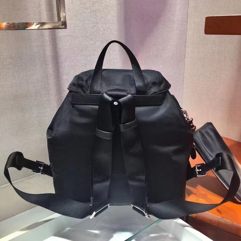 批、P家专柜新款女士双肩BZ811配小包 背包到货，ECONYL再生尼龙和Saffiano leather material, recycled nylon coated with rubberized fabric appliqué   flap with buckle and magnetic closure, two outer pockets with buckle, two inner pockets, ECONYL recy