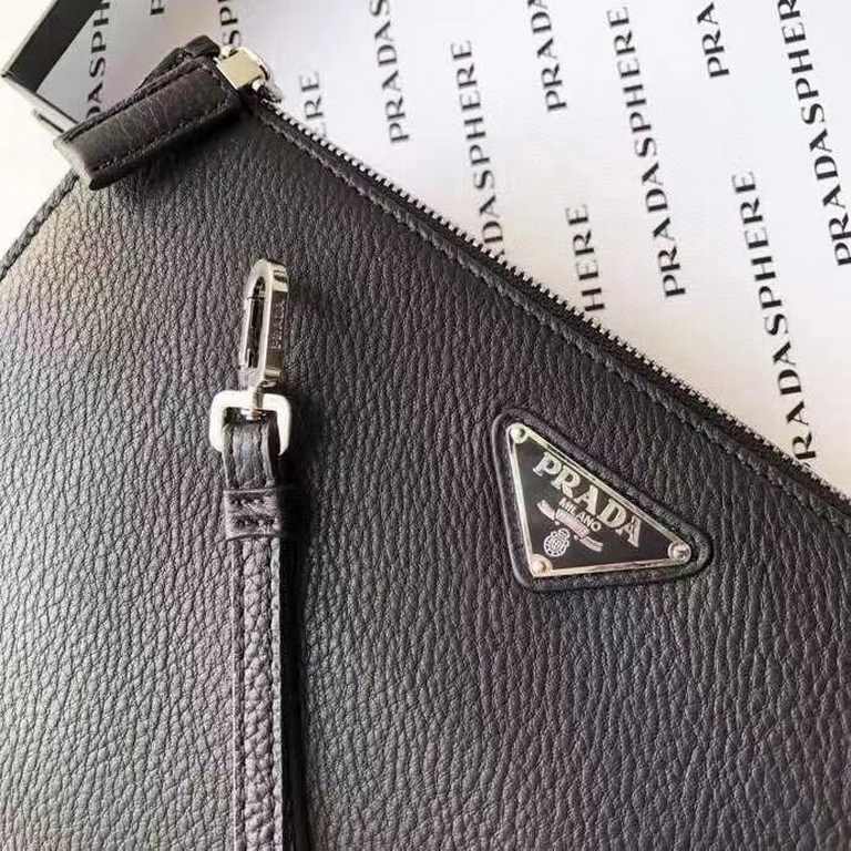 ￥Prada  Soft leather clutch bag! Classic triangular mark   soft original lychee grain cowhide leather   the most classic stowage version   the most suitable for the hands of the size 27-18-6cm, model number 8085