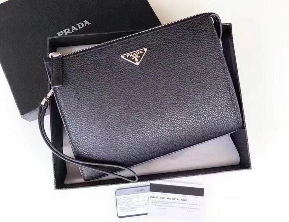 ￥Prada  Soft leather clutch bag! Classic triangular mark   soft original lychee grain cowhide leather   the most classic stowage version   the most suitable for the hands of the size 27-18-6cm, model number 8085