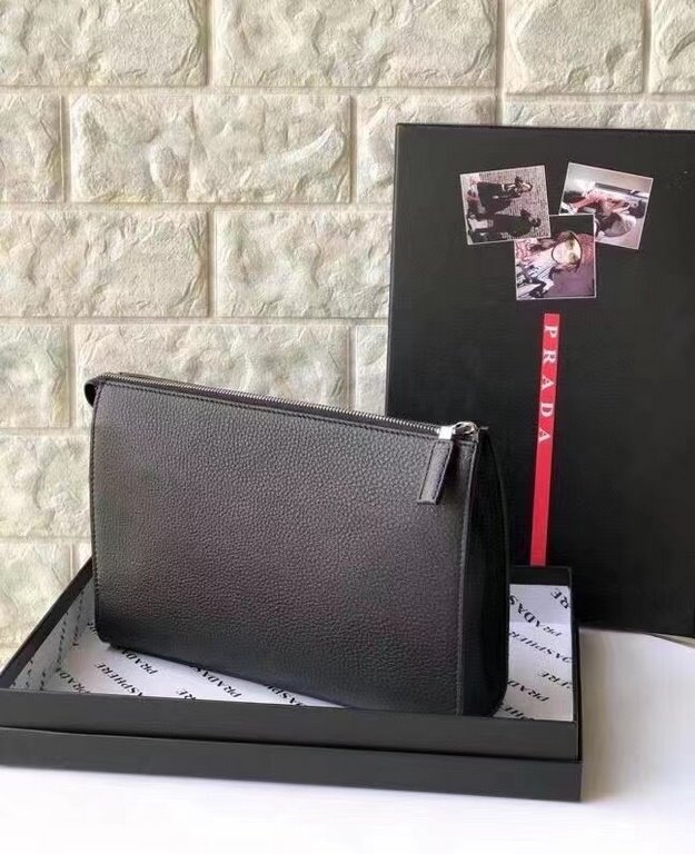 ￥Prada  Soft leather clutch bag! Classic triangular mark   soft original lychee grain cowhide leather   the most classic stowage version   the most suitable for the hands of the size 27-18-6cm, model number 8085