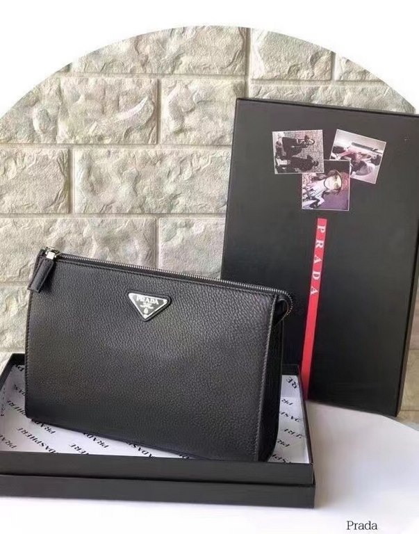 ￥Prada  Soft leather clutch bag! Classic triangular mark   soft original lychee grain cowhide leather   the most classic stowage version   the most suitable for the hands of the size 27-18-6cm, model number 8085