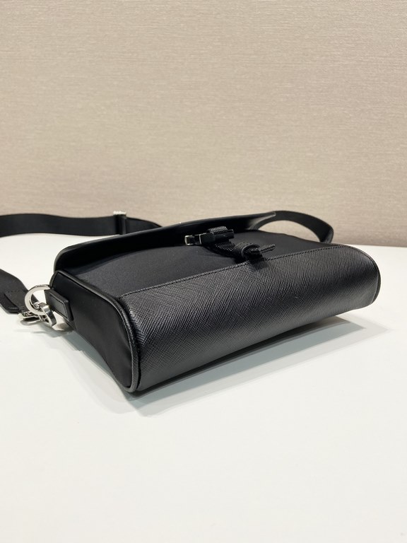 New Post Messenger Bag 2VD044CrossgrainShipped   !Crafted from Re-Nylon recycled nylon and adorned with leather detailing, this shoulder bag showcases a material mix and match design that is full of modernity. The recycl