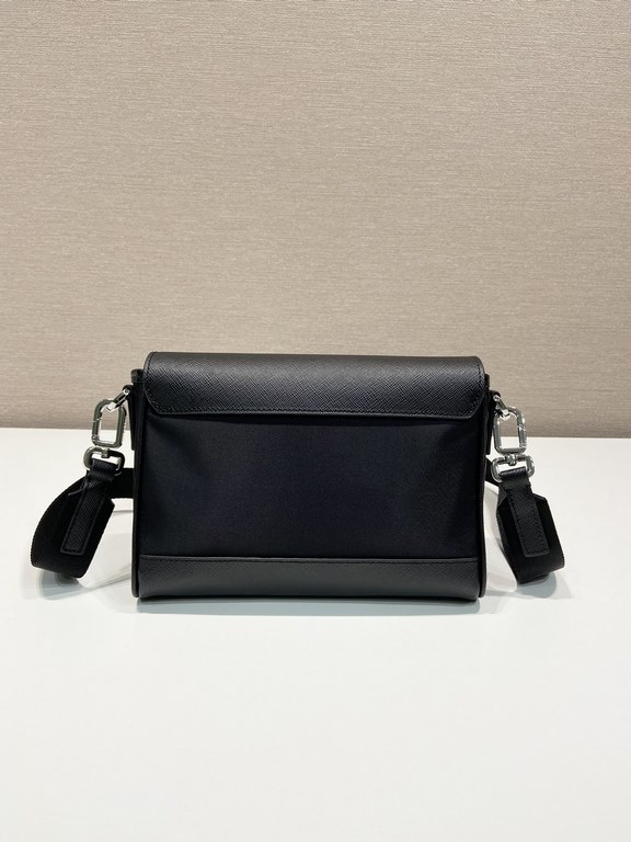 New Post Messenger Bag 2VD044CrossgrainShipped   !Crafted from Re-Nylon recycled nylon and adorned with leather detailing, this shoulder bag showcases a material mix and match design that is full of modernity. The recycl