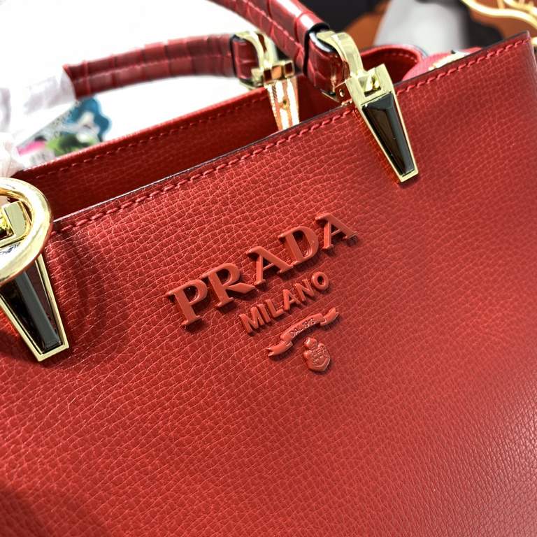 The P's 5003# palm print with crocodile pattern   hot debut, using the official version of the hardware   original cowhide  Prada special lining, size 25-19-13cm handbag with a long shoulder strap   physical shooting  , 