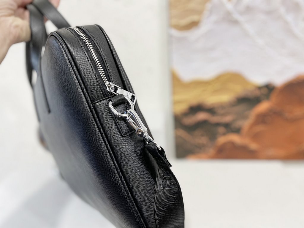 New [love] Prada single genuine new counter with high-end men's casual briefcase   workmanship is super refined and elegant. With imported raw materials cowhide special lining bag.