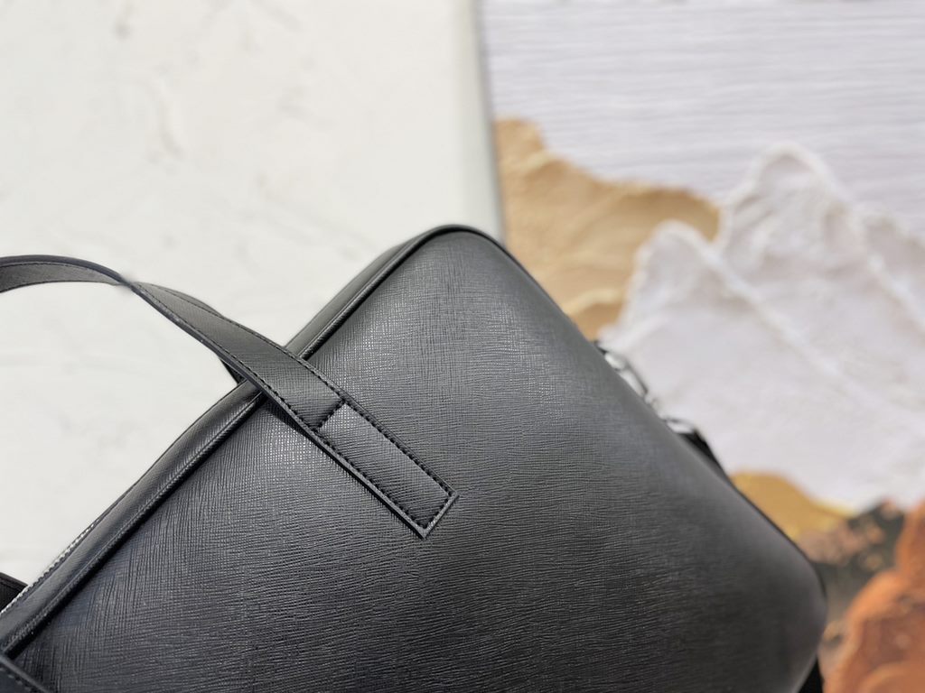 New [love] Prada single genuine new counter with high-end men's casual briefcase   workmanship is super refined and elegant. With imported raw materials cowhide special lining bag.