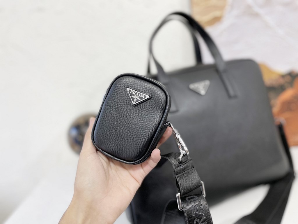 New [love] Prada single genuine new counter with high-end men's casual briefcase   workmanship is super refined and elegant. With imported raw materials cowhide special lining bag.