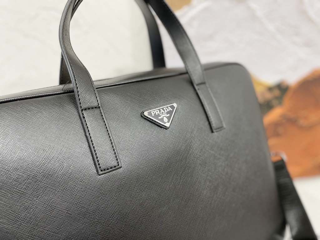 New [love] Prada single genuine new counter with high-end men's casual briefcase   workmanship is super refined and elegant. With imported raw materials cowhide special lining bag.