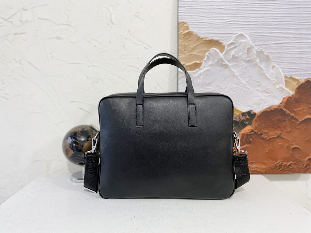 New [love] Prada single genuine new counter with high-end men's casual briefcase   workmanship is super refined and elegant. With imported raw materials cowhide special lining bag.