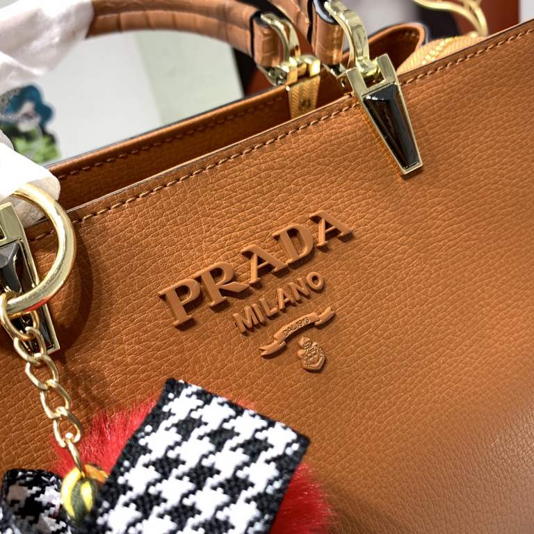 The P's 5003# palm print with crocodile pattern   hot debut, using the official version of the hardware   original cowhide  Prada special lining, size 25-19-13cm handbag with a long shoulder strap   physical shooting  , 