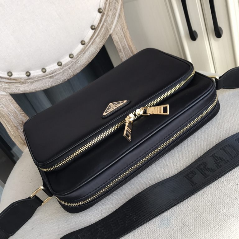 Top counter mouse goods 2021 latest style Prada nylon cloth satchel super hot models large number of shipments to pull, clamoring counter goods  top original single goods  paper talking about bragging rights we will not,