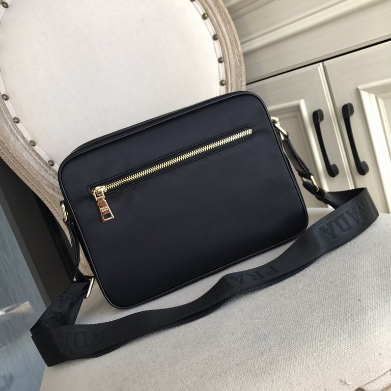 Top counter mouse goods 2021 latest style Prada nylon cloth satchel super hot models large number of shipments to pull, clamoring counter goods  top original single goods  paper talking about bragging rights we will not,