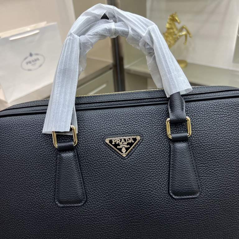 PRADA Prada New Briefcase Made of imported wrestled cowhide, top polished stainless steel finish metal accessories , front exterior triangle enamel logo, simple and generous business Successful men's favorite   ! Size 38