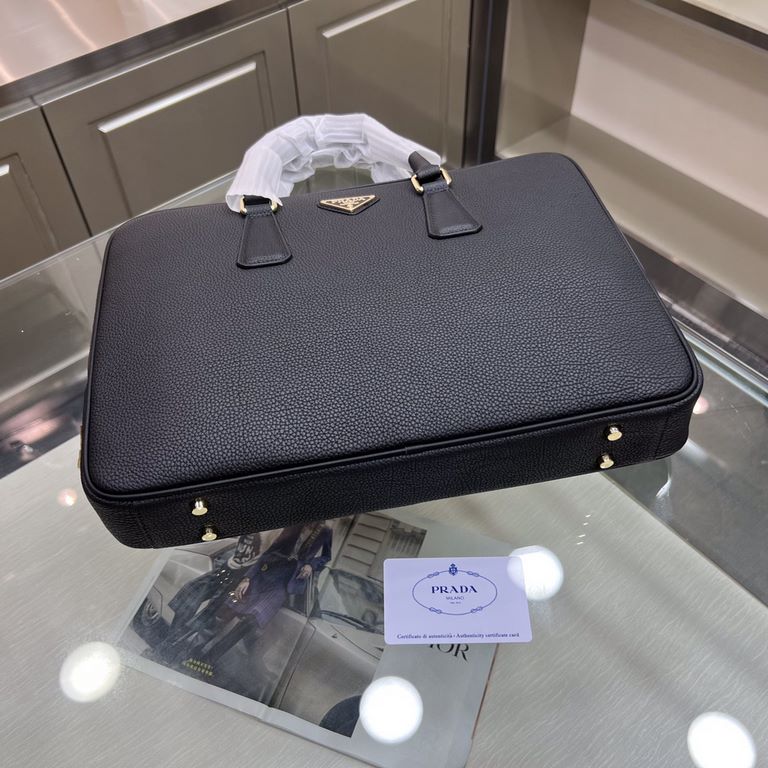 PRADA Prada New Briefcase Made of imported wrestled cowhide, top polished stainless steel finish metal accessories , front exterior triangle enamel logo, simple and generous business Successful men's favorite   ! Size 38