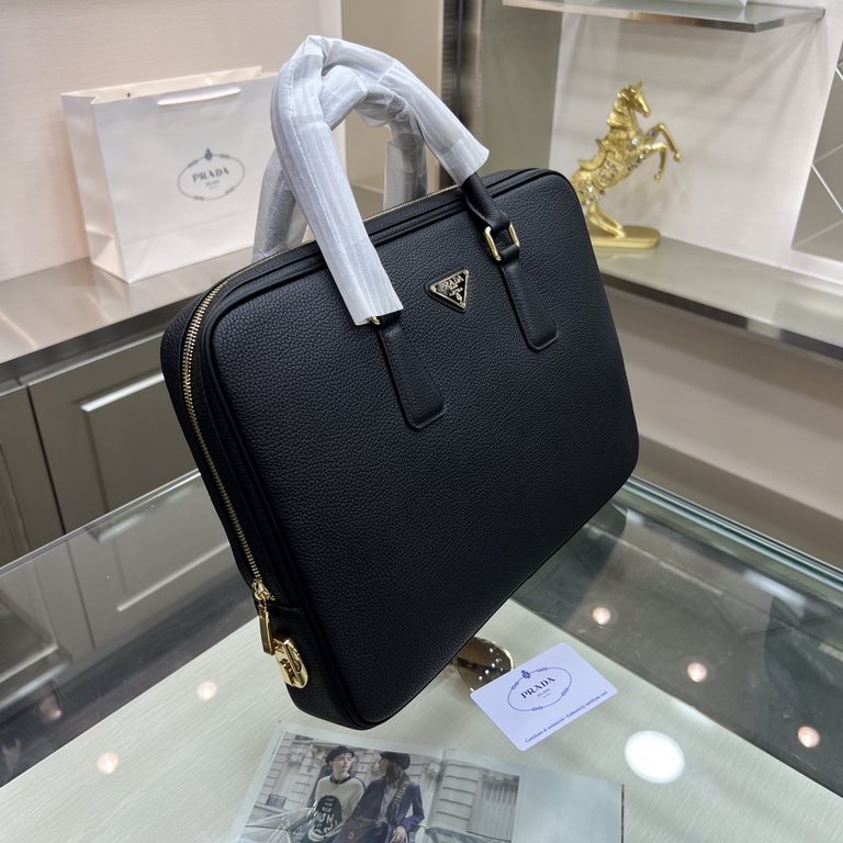 PRADA Prada New Briefcase Made of imported wrestled cowhide, top polished stainless steel finish metal accessories , front exterior triangle enamel logo, simple and generous business Successful men's favorite   ! Size 38