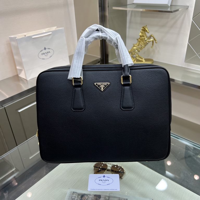 PRADA Prada New Briefcase Made of imported wrestled cowhide, top polished stainless steel finish metal accessories , front exterior triangle enamel logo, simple and generous business Successful men's favorite   ! Size 38