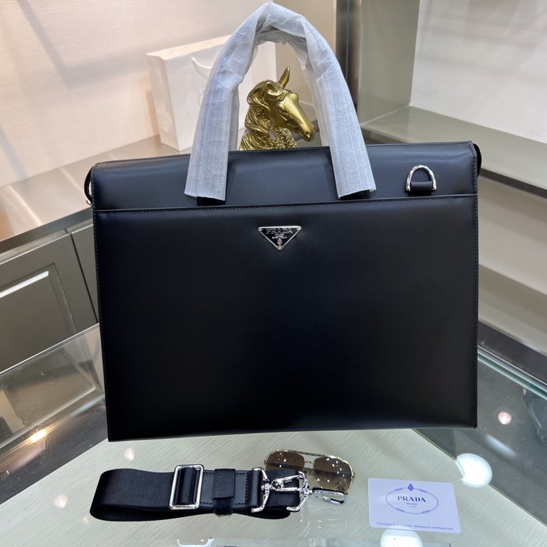 PRADA   Prada new men's stereotypical briefcase, made of imported first layer stereotypical cowhide leather, with top hardware, with a combination lock, in the briefcase series is really the best. Businessmen and trendse