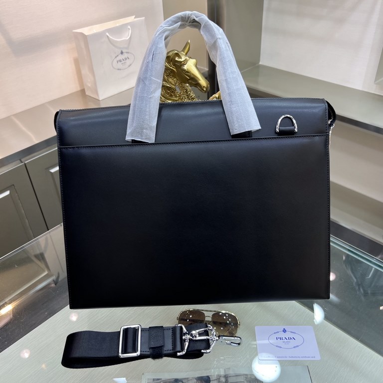 PRADA   Prada new men's stereotypical briefcase, made of imported first layer stereotypical cowhide leather, with top hardware, with a combination lock, in the briefcase series is really the best. Businessmen and trendse