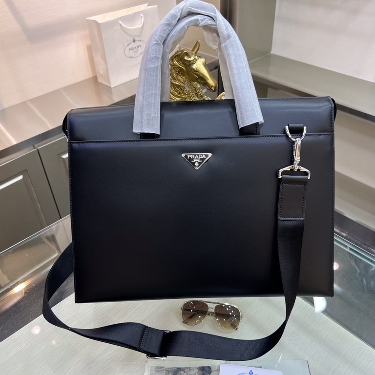 PRADA   Prada new men's stereotypical briefcase, made of imported first layer stereotypical cowhide leather, with top hardware, with a combination lock, in the briefcase series is really the best. Businessmen and trendse