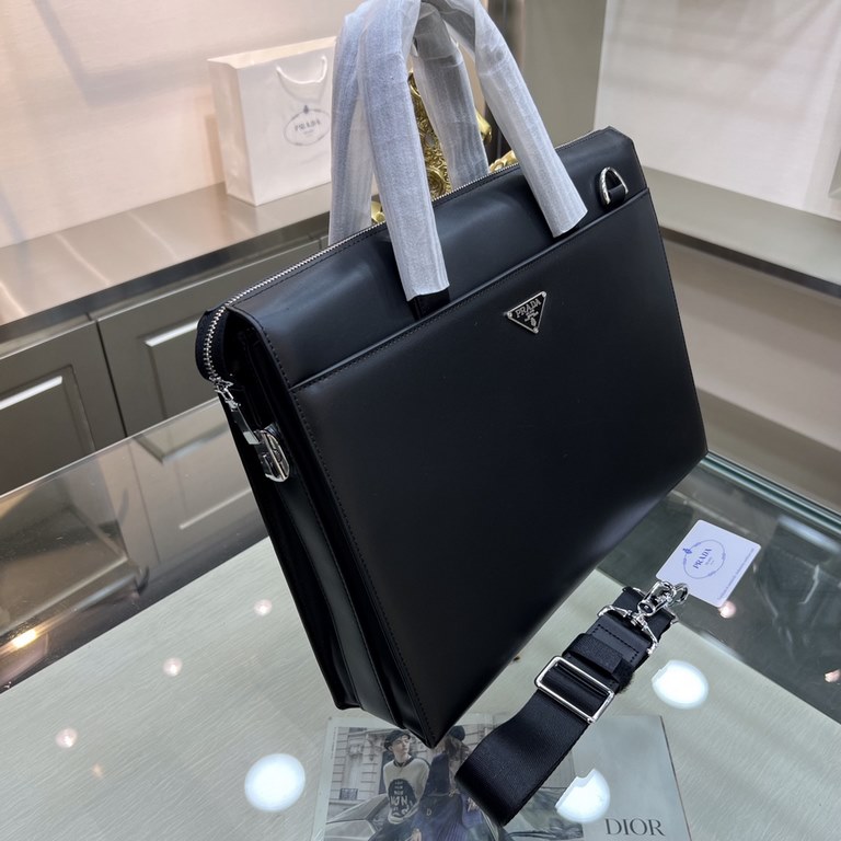 PRADA   Prada new men's stereotypical briefcase, made of imported first layer stereotypical cowhide leather, with top hardware, with a combination lock, in the briefcase series is really the best. Businessmen and trendse