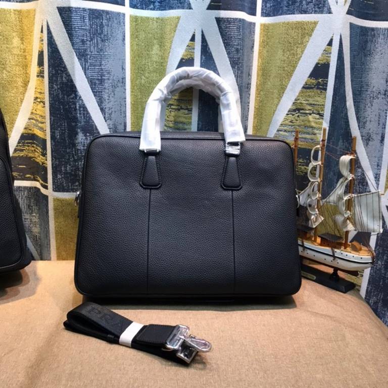 Prada new men's briefcase   imported head layer cowhide, leather feel soft delicate and comfortable, the version of the perfect   excellent effect on the body   , physical   shooting, the effect of the touch, the quality