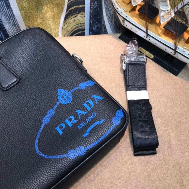 Prada new men's briefcase   imported head layer cowhide, leather feel soft delicate and comfortable, the version of the perfect   excellent effect on the body   , physical   shooting, the effect of the touch, the quality