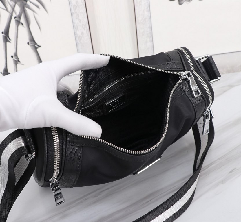 Top counter rat ruthless goods 2022 latest style Prada parachute tarpaulin with imported original leather casual crossbody bag fire models a large number of shipments to pull, clamoring counter goods   top original singl