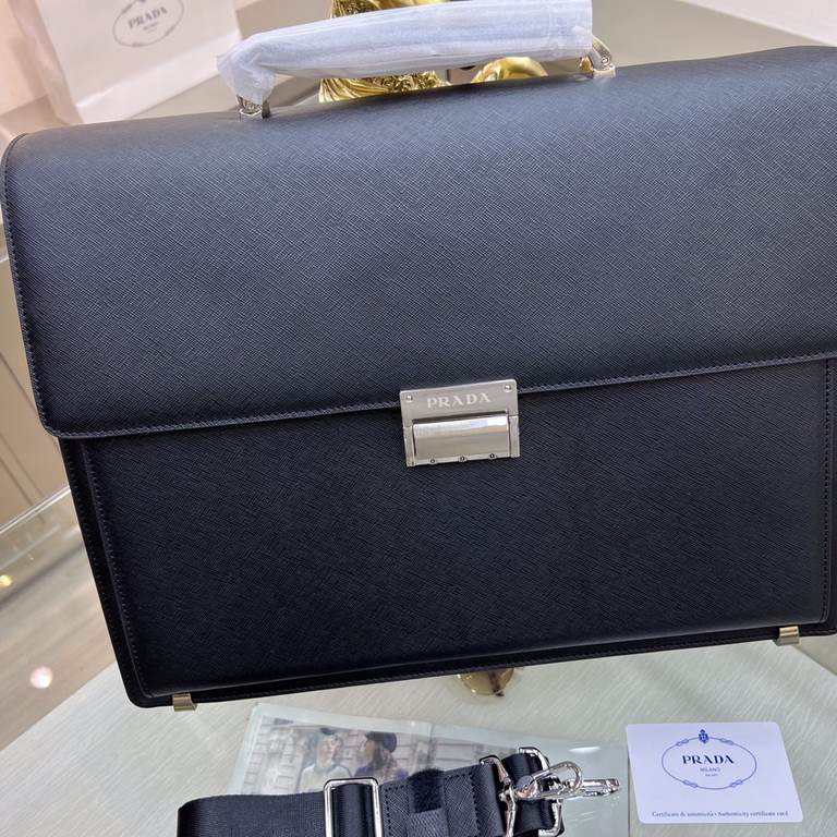 PRADA Prada new men's stereotypical briefcase, made of imported cross grain cowhide leather, with top quality hardware, with a combination lock, in the briefcase series is the best. It is the best in the line of briefcas