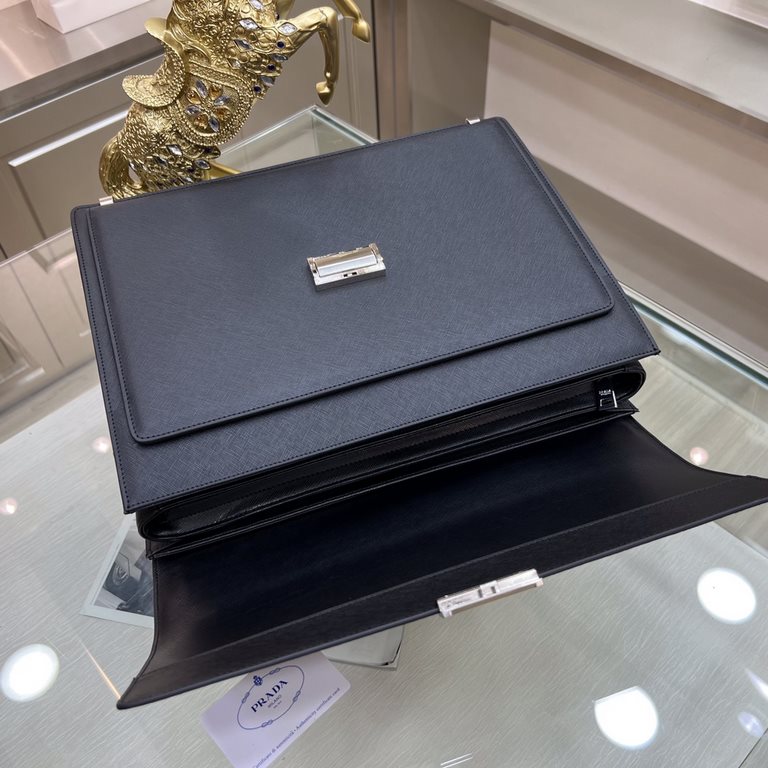 PRADA Prada new men's stereotypical briefcase, made of imported cross grain cowhide leather, with top quality hardware, with a combination lock, in the briefcase series is the best. It is the best in the line of briefcas