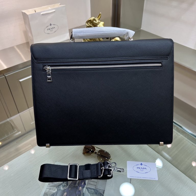 PRADA Prada new men's stereotypical briefcase, made of imported cross grain cowhide leather, with top quality hardware, with a combination lock, in the briefcase series is the best. It is the best in the line of briefcas