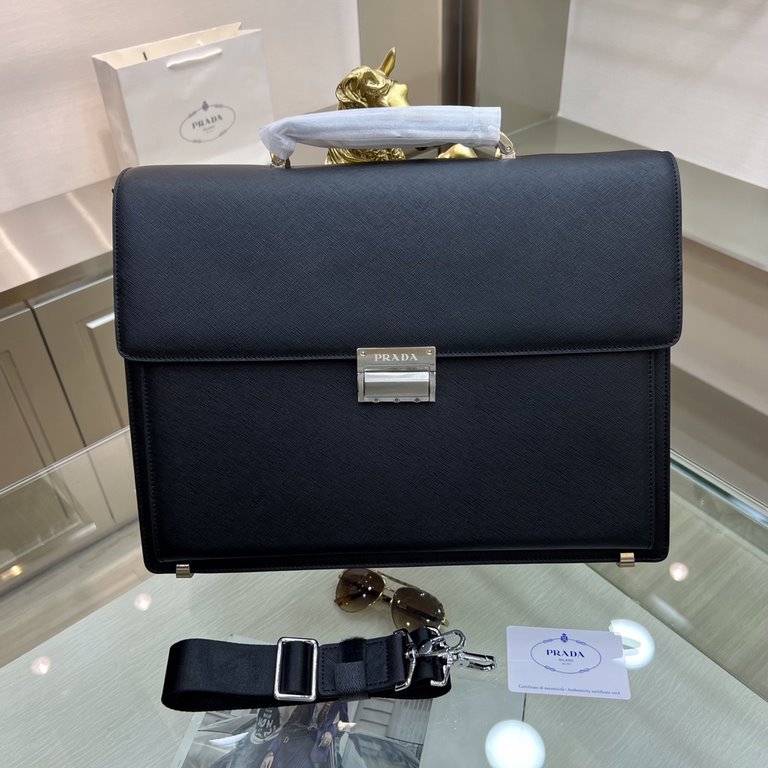 PRADA Prada new men's stereotypical briefcase, made of imported cross grain cowhide leather, with top quality hardware, with a combination lock, in the briefcase series is the best. It is the best in the line of briefcas