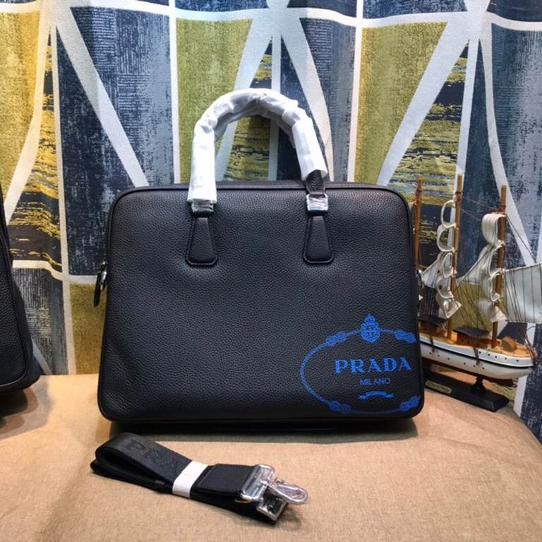 Prada new men's briefcase   imported head layer cowhide, leather feel soft delicate and comfortable, the version of the perfect   excellent effect on the body   , physical   shooting, the effect of the touch, the quality