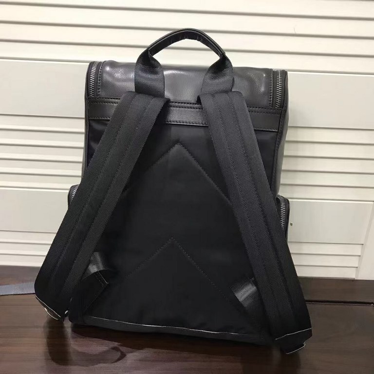 New backpack P home original Italian    This year's heavy money to create a new channel goods   Energetic business   Ideal for men's    LOGO is clear and unparalleled   Top imported cowhide! Unquestionable quality     So