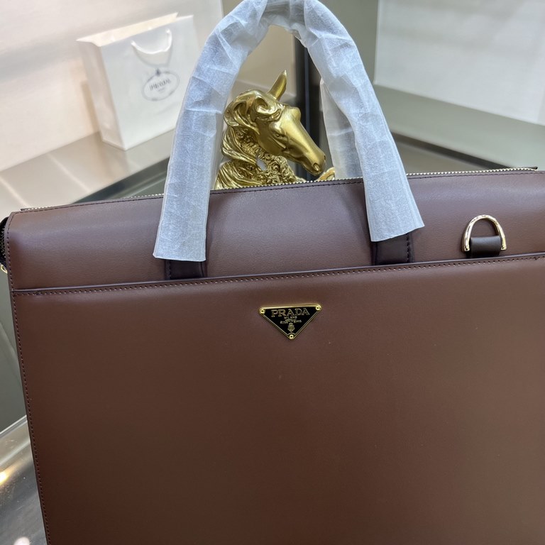 PRADA   Prada new men's stereotypical briefcase, made of imported first layer stereotypical cowhide leather, with top hardware, with a combination lock, in the briefcase series is really the best. Businessmen and trendse