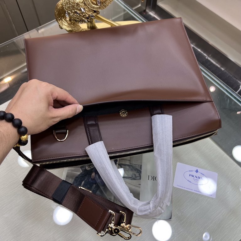 PRADA   Prada new men's stereotypical briefcase, made of imported first layer stereotypical cowhide leather, with top hardware, with a combination lock, in the briefcase series is really the best. Businessmen and trendse