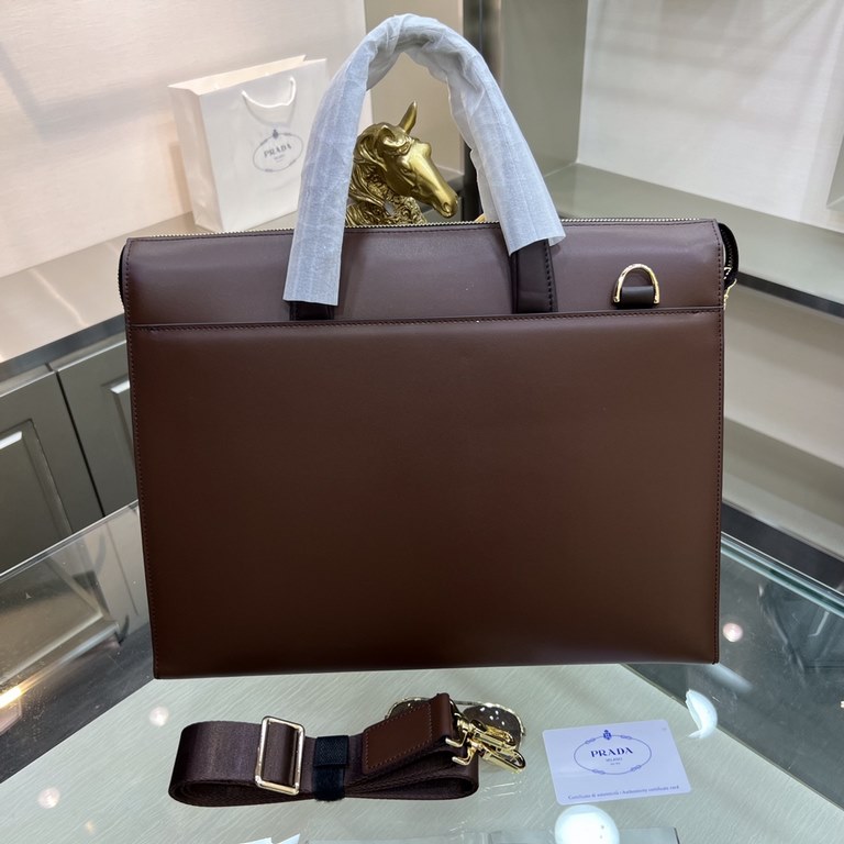 PRADA   Prada new men's stereotypical briefcase, made of imported first layer stereotypical cowhide leather, with top hardware, with a combination lock, in the briefcase series is really the best. Businessmen and trendse