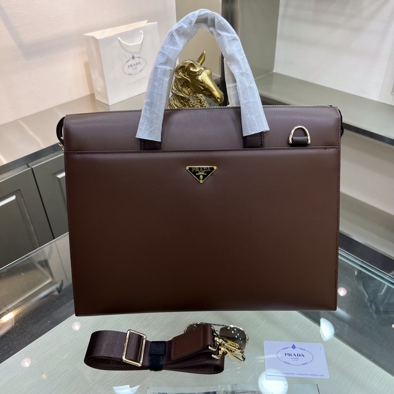 PRADA   Prada new men's stereotypical briefcase, made of imported first layer stereotypical cowhide leather, with top hardware, with a combination lock, in the briefcase series is really the best. Businessmen and trendse