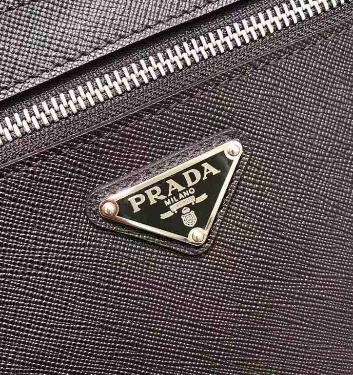 PRADA 2VE016 men's handbagOriginal leather imported Saffiano cross grain cowhide leatherClassic triangle logo logo two-way zipper large capacityThe whole bag body is very texturedivided into a large zipper compartment an