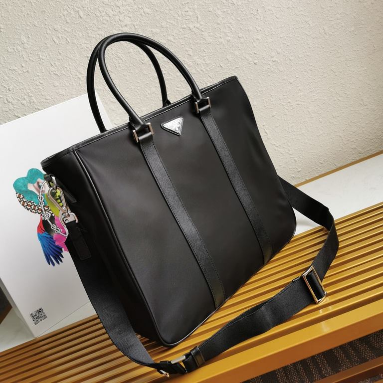 [TOP ORIGINAL]   EXCLUSIVE PREMIERE   2VG034, 2020 Newest Shopping Bag     This nylon tote bag presents a minimalist design style that oozes modernity. Made of a combination of imported nylon fabric and Saffiano cross gr