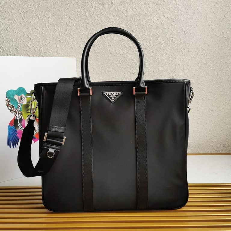 [TOP ORIGINAL]   EXCLUSIVE PREMIERE   2VG034, 2020 Newest Shopping Bag     This nylon tote bag presents a minimalist design style that oozes modernity. Made of a combination of imported nylon fabric and Saffiano cross gr