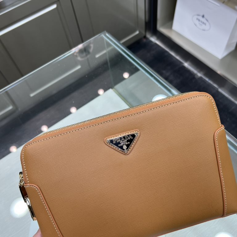 PRADA Prada New Clutch Bag Made of imported cross grain cowhide leather, top polished stainless steel finish metal fittings , front exterior triangular enamel logo, double-pull double-lock design is more practical and sa