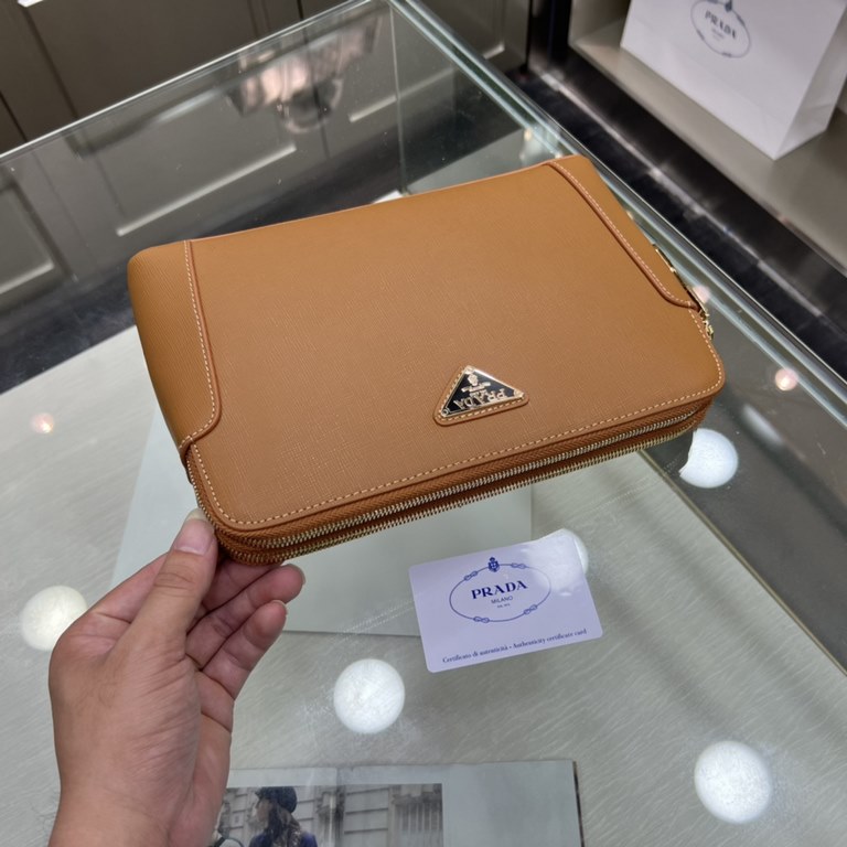 PRADA Prada New Clutch Bag Made of imported cross grain cowhide leather, top polished stainless steel finish metal fittings , front exterior triangular enamel logo, double-pull double-lock design is more practical and sa