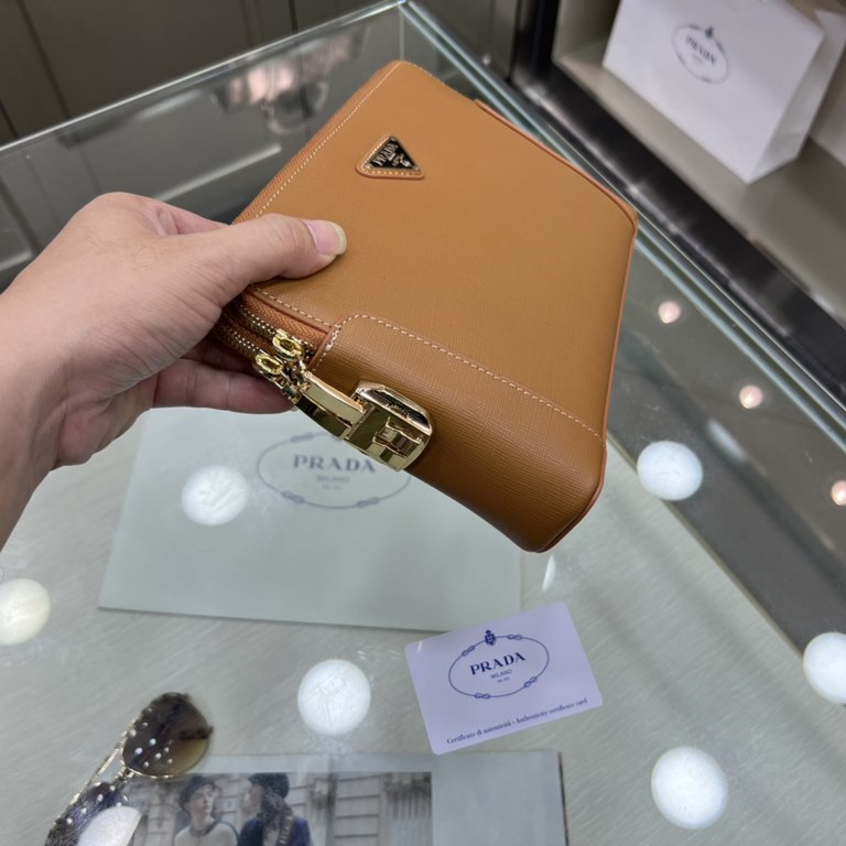 PRADA Prada New Clutch Bag Made of imported cross grain cowhide leather, top polished stainless steel finish metal fittings , front exterior triangular enamel logo, double-pull double-lock design is more practical and sa