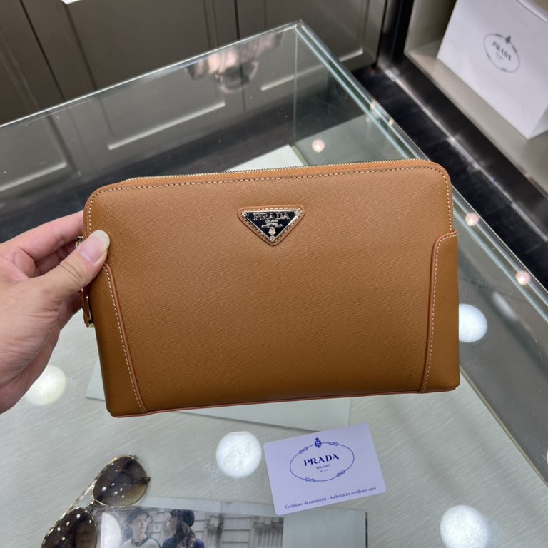 PRADA Prada New Clutch Bag Made of imported cross grain cowhide leather, top polished stainless steel finish metal fittings , front exterior triangular enamel logo, double-pull double-lock design is more practical and sa